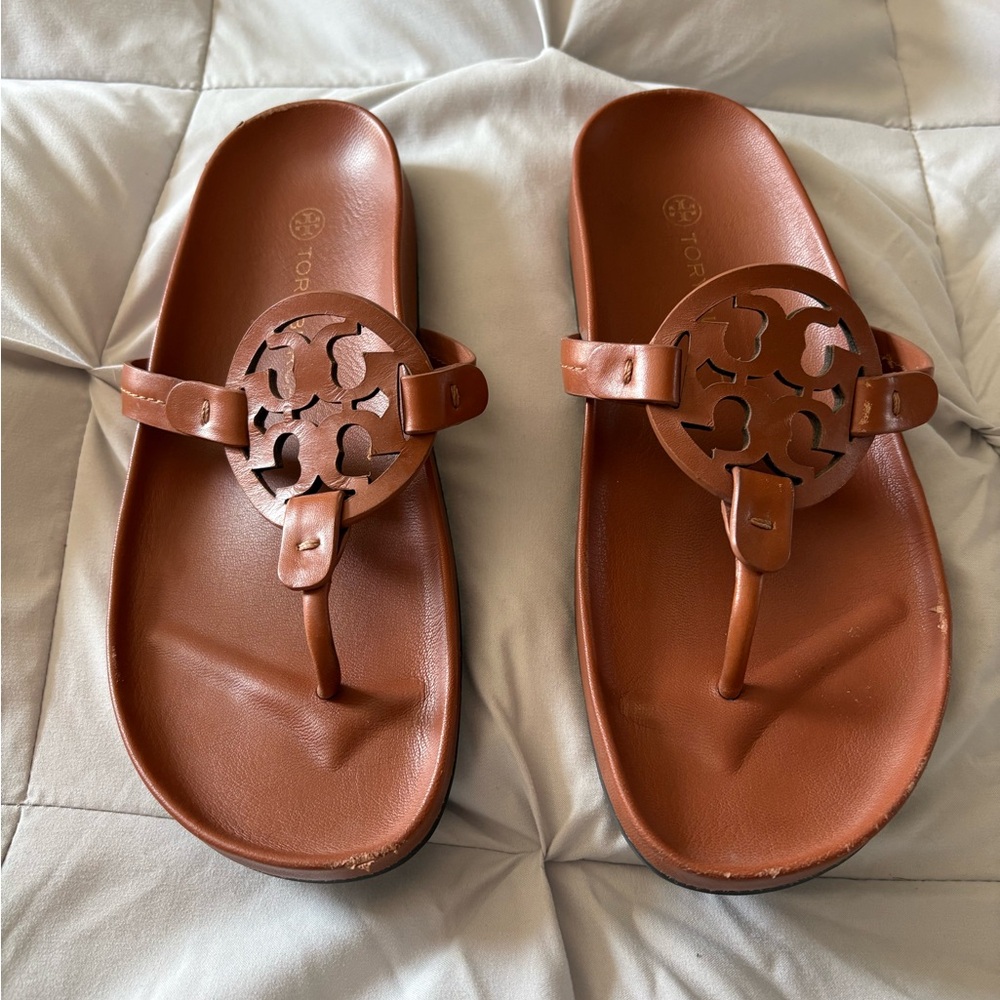 Tory Burch Leather Logo Thong Sandals in Cognac